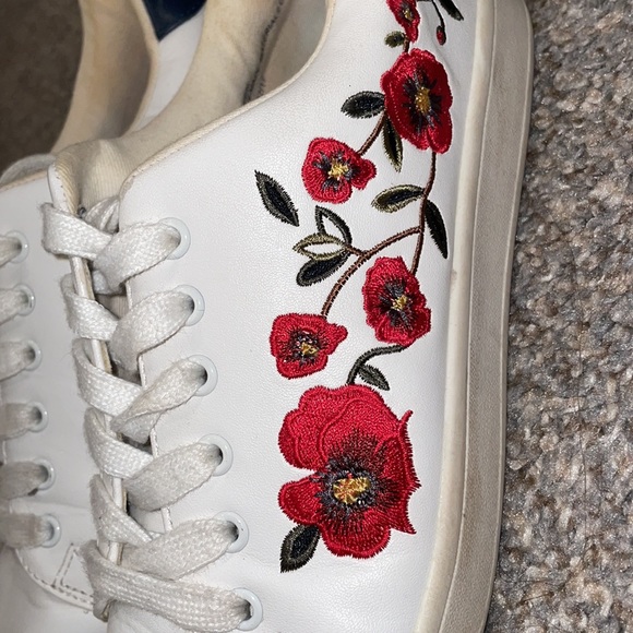 andeawy White Embroidered Sneakers - Picture 2 of 3
